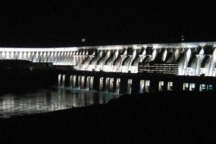 Usina de Itaipu, responsável por 19% da energia elétrica: Blecautes acontecem pela piora no fornecimento energético (bergie/Wikimedia Commons)