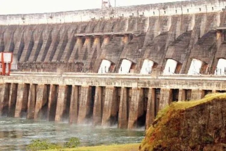 
	Usina hidrel&eacute;trica de Itaipu: o vertimento foi resultado do excesso de chuvas, principalmente nos rios Iva&iacute;, Piquiri e Tibagi, que tamb&eacute;m alimentam o reservat&oacute;rio do lago de Itaipu
 (Rose Brasil/Agência Brasil)