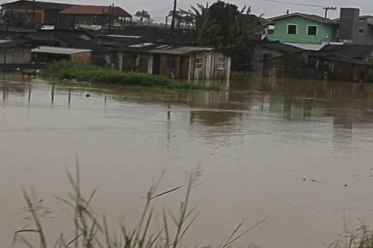 Cerca de 2 mil pessoas já deixaram suas casas e estão abrigadas em igrejas, escolas e clubes. A prefeitura reforça o alerta sobre as cheias, prevendo mais chuva e maré alta (Foto Leitor/Virgínia Cardoso /Abr)