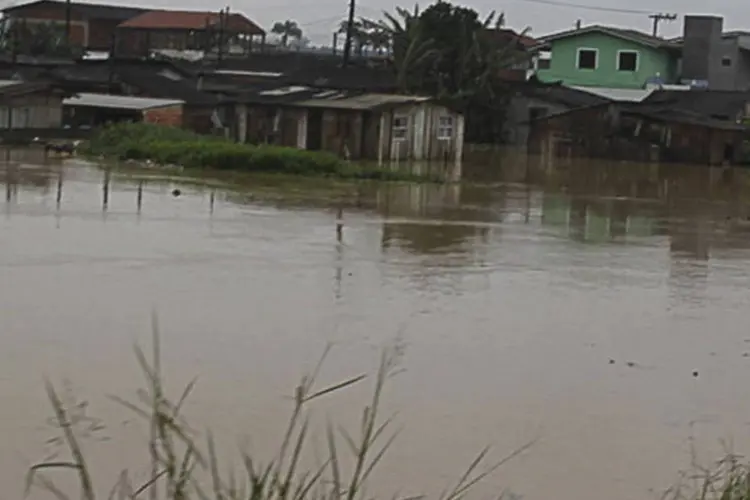 Em Itajaí, cerca de 2 mil pessoas já deixaram suas casas e estão abrigadas em igrejas, escolas e clubes (Foto Leitor/Virgínia Cardoso /Abr)