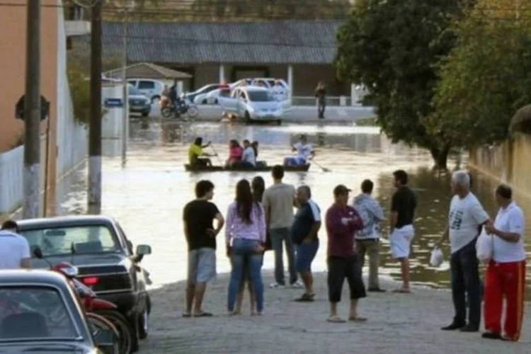 Nível do Rio Itajaí-Açu continua baixando, mas os moradores permanecem em alerta porque essa redução é lenta e gradativa (Virgínia Cardoso/ colaboração ABr)