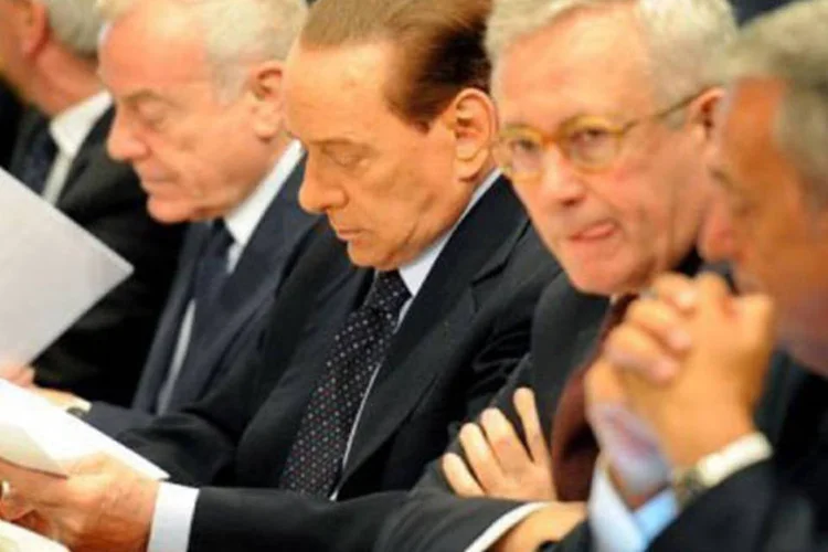 O anúncio foi feito pelo premiê italiano Silvio Berlusconi (c) durante um encontro com representantes de vários segmentos sociais realizado na sede do governo (Vincenzo Pinto/AFP)