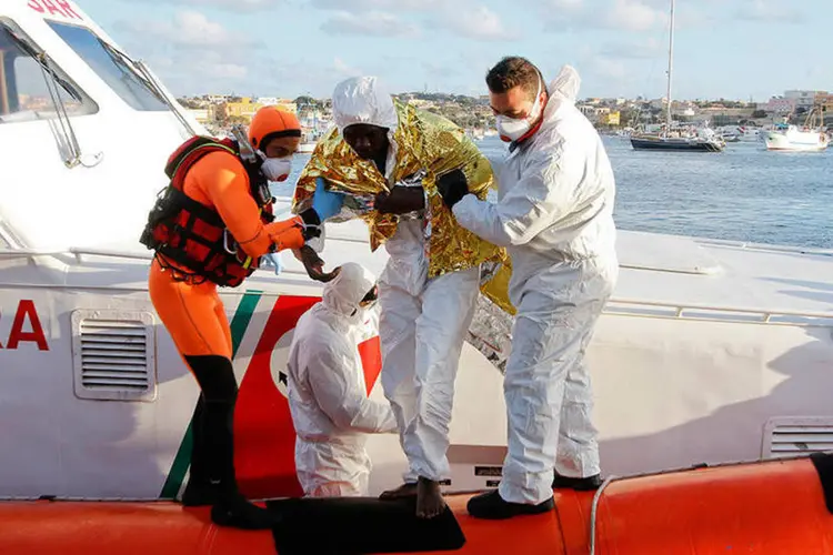 Imigrante sobrevivente de naufrágio é resgatado na Itália (REUTERS/Antonio Parrinello)