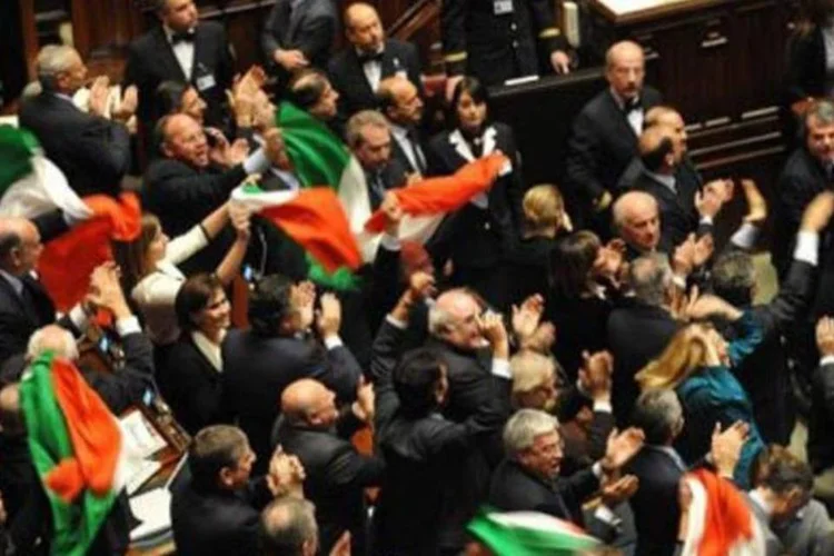 Deputados aliados de Berlusconi comemoram ao final da votação (Andreas Solaro/AFP)