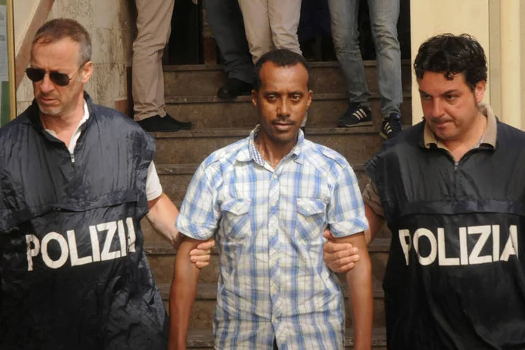 
	Pol&iacute;cia italiana: os 38 sujeitos sobre os quais reca&iacute;ram as ordens de deten&ccedil;&atilde;o s&atilde;o acusados de crimes como filia&ccedil;&atilde;o &agrave; associa&ccedil;&atilde;o criminosa
 (Alessandro Fucarini / Reuters)