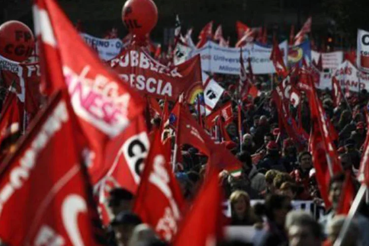 Manifestantes protestam em Roma em defesa dos empregos, em 2010: o desemprego entre os jovens de 15 a 24 anos ficou em 31% (Filippo Monteforte/AFP)