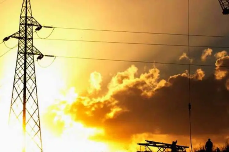 
	Torre de transmiss&atilde;o de energia el&eacute;trica: empr&eacute;stimo ser&aacute; captado pela C&acirc;mara de Comercializa&ccedil;&atilde;o de Energia El&eacute;trica (CCEE) e repassado &agrave;s distribuidoras
 (Getty Images)