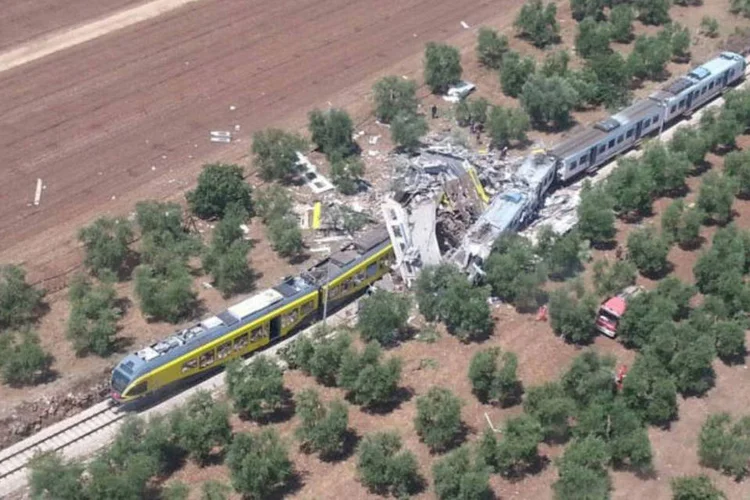 
	Acidente: &quot;Eu dei o sinal para liberar a passagem, mas n&atilde;o sabia que estava vindo outro trem de Corato, por isso liberei a passagem&quot;
 (Corpo de Bombeiros da Itália / Reuters)