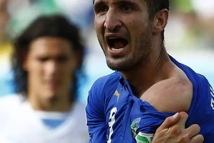 O jogador italiano Giorgio Chiellini mostra as marcas deixadas pelo uruguaio Luis Suárez (Tony Gentile/Reuters)