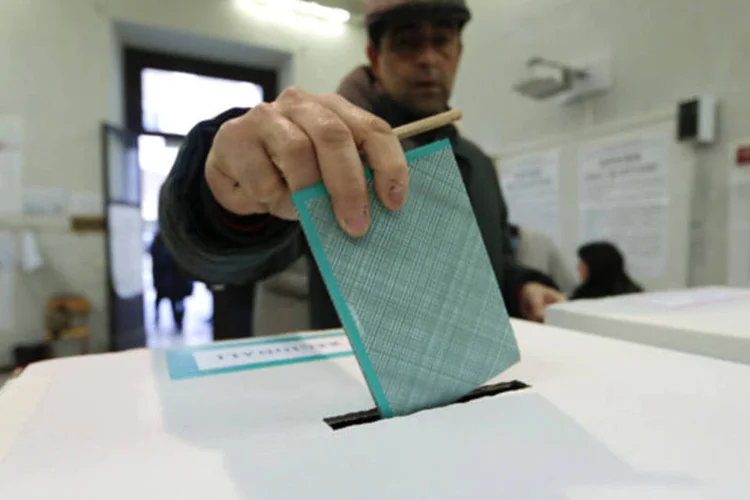 A disputa se tornou imprevisível por causa do grande número de votos de protesto contra as medidas de austeridade e os escândalos políticos e empresariais (Yara Nardi/Reuters)