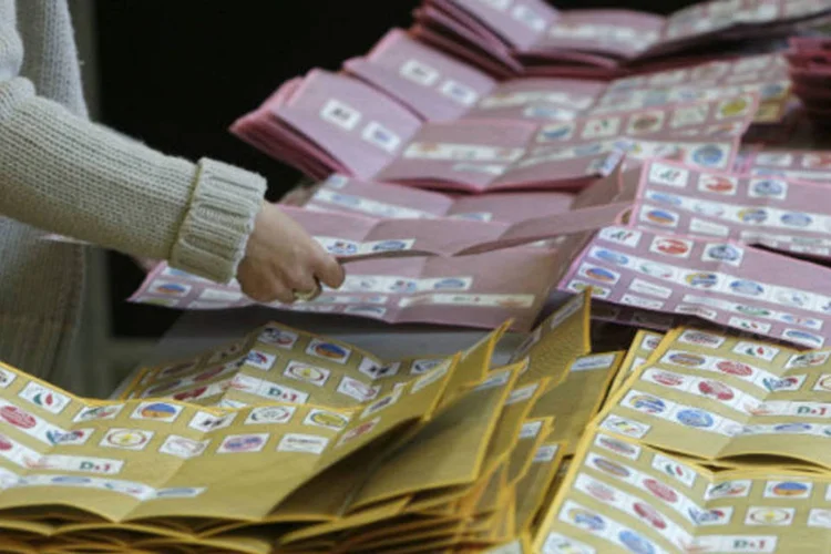 Oficial conta os votos das eleições italianas, em um posto de Roma, em  25 fevereiro de 2013 (REUTERS / Yara Nardi)