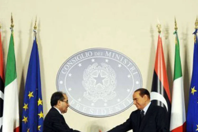 Berlusconi e Mahmud Jibril, número dois do CNT, se cumprimentam antes de entrevista coletiva em Milão
 (Giuseppe Aresu/AFP)