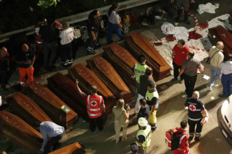 Equipe de resgate coloca corpos de vítimas de acidente de ônibus na Itália em caixões (REUTERS/Ciro De Luca)