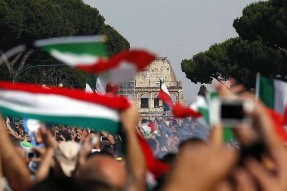 Italianos assistem a uma partida da Copa do Mundo de 2014 em Roma (Alessandro Bianchi/Reuters)