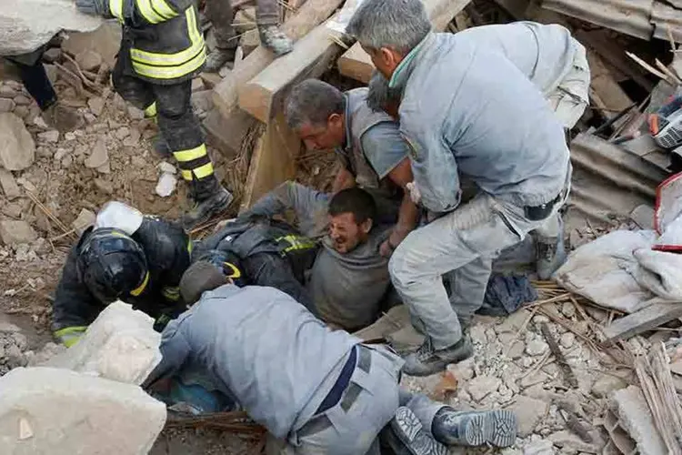 
	Resgates: das 73 mortes confirmadas, 53 se produziram entre as localidades de Accumoli e Amatrice
 (Getty Images)