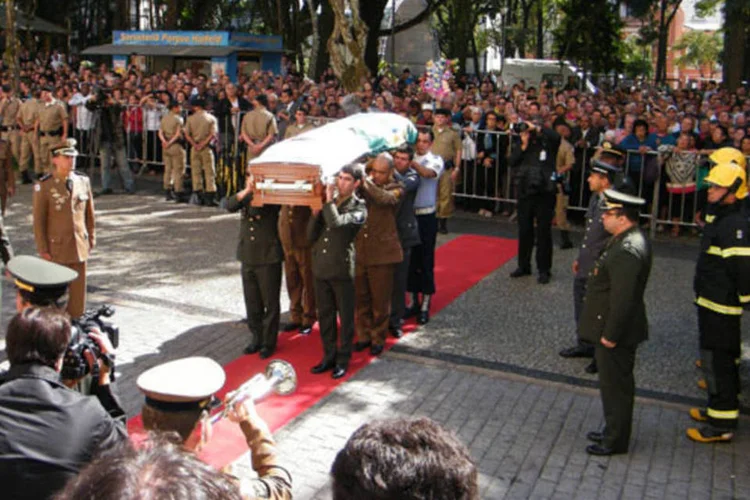 Juiz de Fora (MG) - O corpo do ex-presidente da República Itamar Franco chega à Câmara de Vereadores da cidade, onde será velado, conduzido pelo Corpo de Bombeiros e demais militares (Vladimir Platonow/Abr)