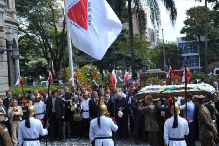 Após a homenagem, o corpo do senador e ex-presidente foi levado para velório no Palácio da Liberdade, sede do governo mineiro (Fabio Rodrigues Pozzebom/ABr)