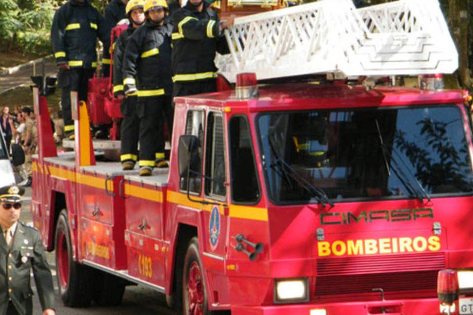 Incêndio em SP atingiu 100 casas, estima Corpo de Bombeiros