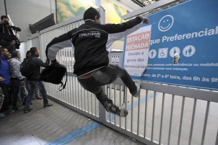 
	Homem chuta entrada da Esta&ccedil;&atilde;o Itaquera do metr&ocirc;, fechada devido greve dos metrovi&aacute;rios
 (Chico Ferreira/Reuters)
