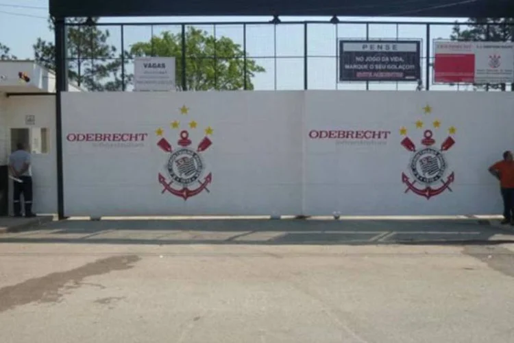 A diretoria do Corinthians não admite publicamente que negocia com essas duas empresas (Eduardo Tavares/EXAME.com)