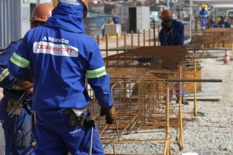 Operários que ajudam a erguer Itaquerão trocarão alianças com suas parceiras no canteiro de obras neste sábado (Divulgação)