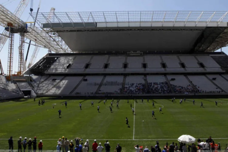 
	Jogadores do Corinthians no primeiro treino no novo est&aacute;dio: obras n&atilde;o estar&atilde;o totalmente prontas na inaugura&ccedil;&atilde;o
 (REUTERS/Paulo Whitaker)