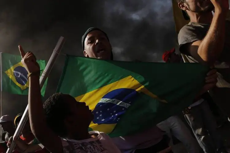 
	Manifestantes do MTST protestam contra os gastos da Copa no Itaquer&atilde;o
 (REUTERS/Nacho Doce)