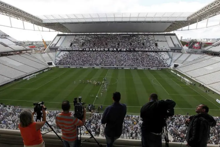 
	Vista do gramado da Arena Corinthians, o Itaquer&atilde;o, durante seu jogo de abertura
 (REUTERS/Paulo Whitaker)