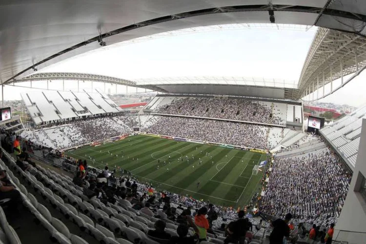 
	Vista geral do est&aacute;dio do Corinthians, apelidado de Itaquer&atilde;o: a maior parte da &aacute;gua &eacute; destinada &agrave; irriga&ccedil;&atilde;o do gramado
 (Paulo Whitaker/Reuters)