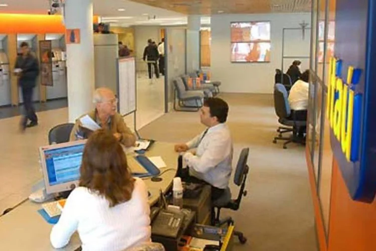 
	Ag&ecirc;ncia do Ita&uacute;: lucro da Ita&uacute;sa foi de R$ 2,375 bilh&otilde;es, divulgou a holding que controla o banco Ita&uacute; Unibanco nesta ter&ccedil;a-feira
 (.)
