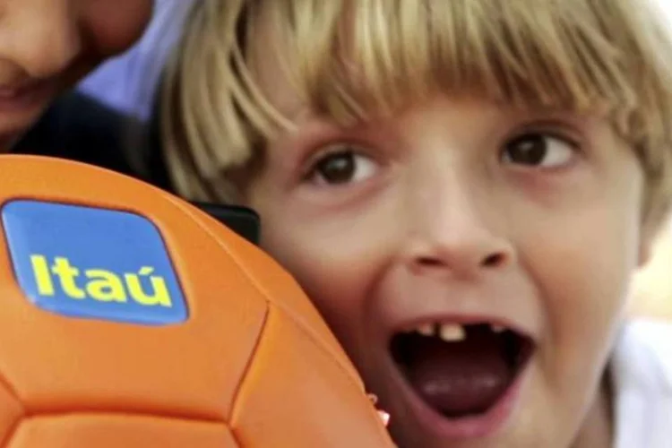 
	Campanha do Ita&uacute;: banco ser&aacute; um dos clientes da empresa criada com a fus&atilde;o
 (Reprodução/YouTube/Itaú)