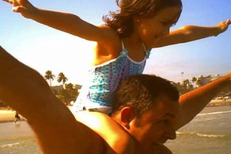  Protagonistas da campanha são pai e filha na vida real. Imagens foram gravadas com câmera japonesa que reproduz efeito caseiro (Divulgação)
