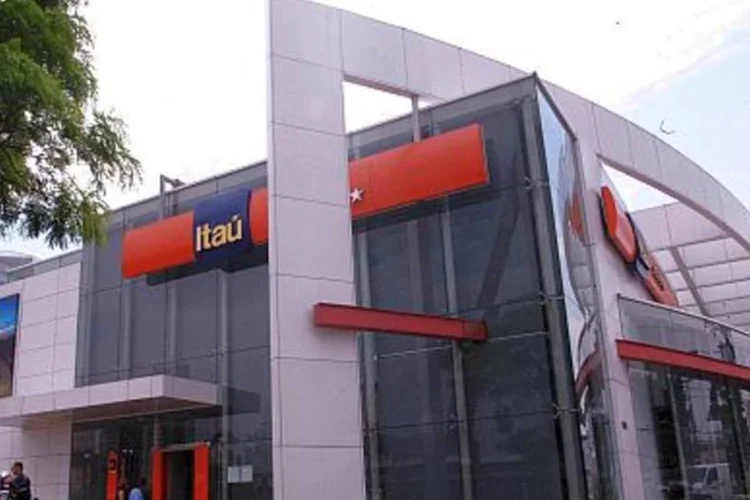 Agência do Itaú:  O patrimônio líquido do Itaú Unibanco encerrou junho em 55 bilhões de reais.  (.)