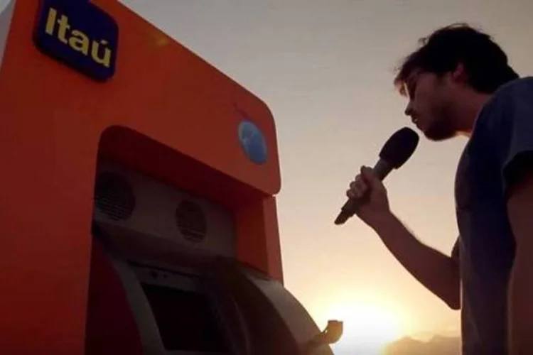 
	Campanha do Ita&uacute; para o Rock in Rio: um caixa eletr&ocirc;nico na areia se tornou uma esp&eacute;cie de karaok&ecirc; no Rio de Janeiro
 (Reprodução/YouTube)
