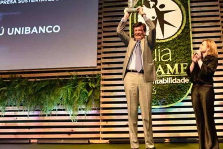 Roberto Setubal, presidente do Itaú Unibanco, eleita a empresa mais sustentável do ano pelo Guia EXAME de Sustentabilidade 2013, recebe o prêmio das mãos de Cláudia Vassallo, diretora superintendente de EXAME (Flávio Santana/Biofoto)