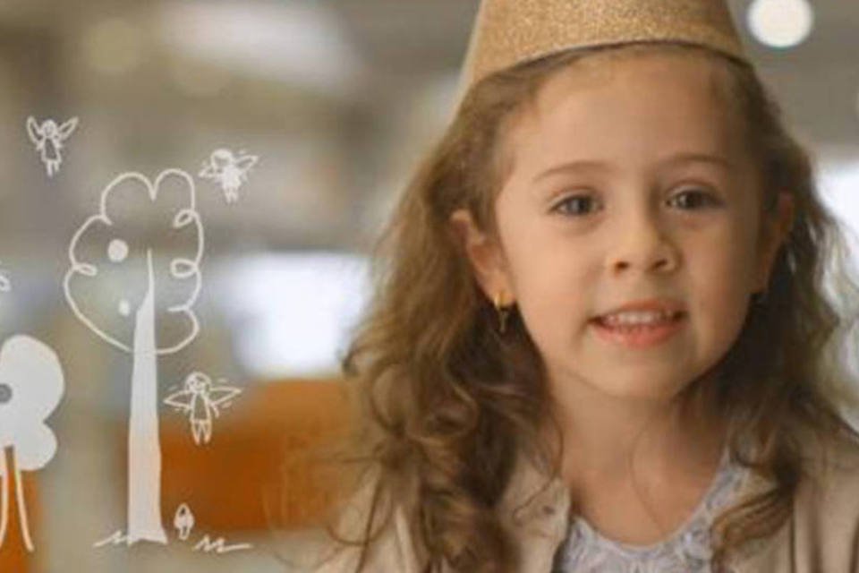Crianças leem clássicos em comercial do Itaú