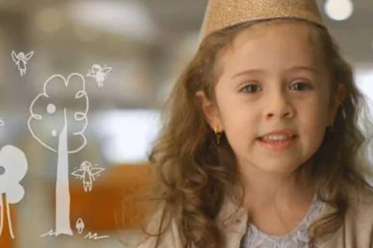 Novo comercial do Itaú: em biblioteca, um grupo de crianças tem contato com um clássico da literatura, por meio de uma contadora de histórias (Reprodução)