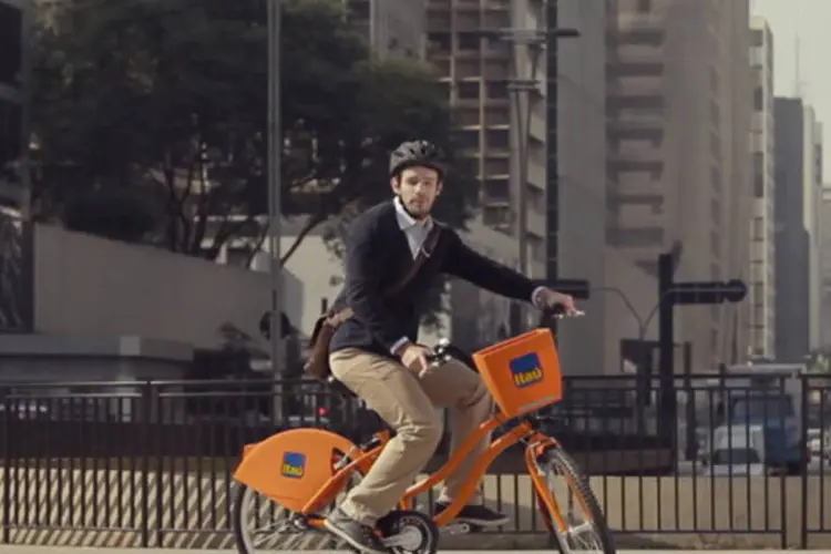 Ciclista com bicicleta do Itaú no vídeo "Equilíbrio", produzido pela agência Africa ação faz parte da campanha #issomudaomundo (Reprodução)