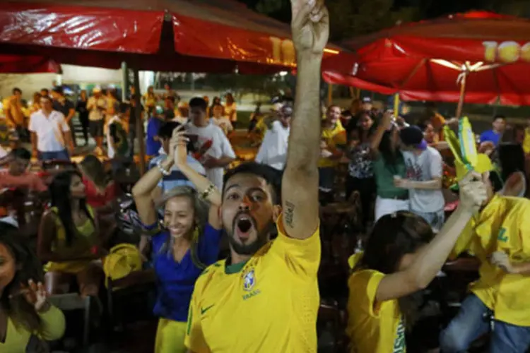 Torcedores de Itu comemoram vitória do Brasil no primeiro jogo da Copa do Mundo de 2014 (Maxim Shemetov / Reuters)