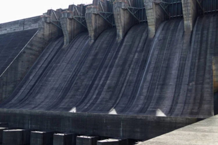 Hidrelétrica de Itumbiara com as barragens fechadas enquanto a instalação funciona a apenas 9% de sua capacidade devido aos baixos níveis de água (Ueslei Marcelino/Reuters)