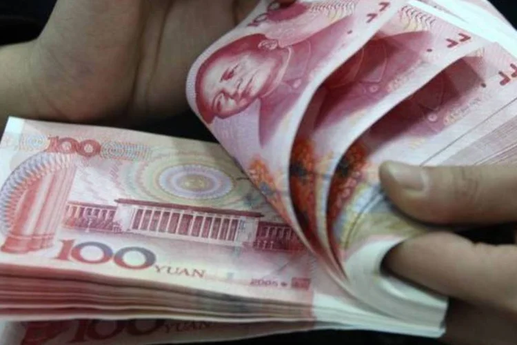 
	Cota&ccedil;&atilde;o: no fim do dia em Xangai, o d&oacute;lar estava em 6,5887 iuanes, em alta de 0,2% na compara&ccedil;&atilde;o com o fechamento de ontem, de 6,5750 iuanes por d&oacute;lar
 (ChinaFotoPress/Getty Images)