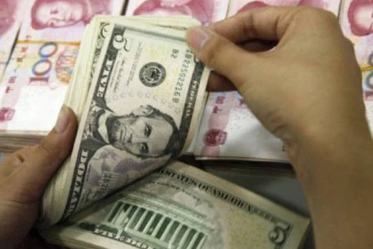 Iuane e dólar (AFP)