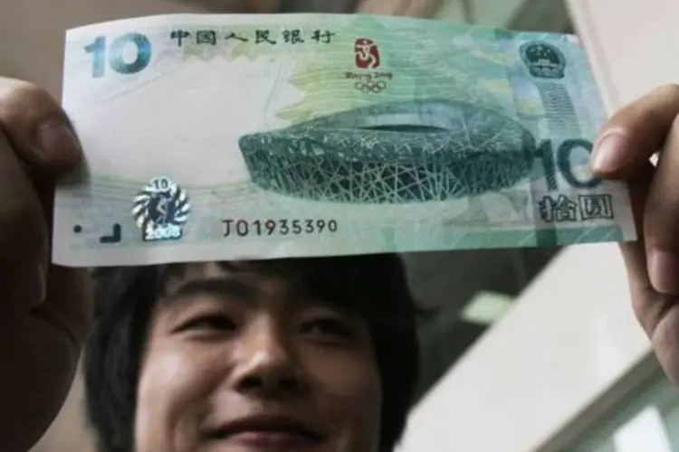 
	Nota de iuane: &quot;estou confiante de que a taxa de c&acirc;mbio do renminbi (iuane) ser&aacute; mais equilibrada e flex&iacute;vel e basicamente est&aacute;vel&quot;, disse Yi Gang
 (China Photos/Getty Images)