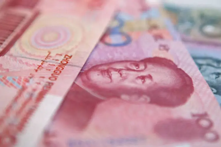 
	Iuane: a cota&ccedil;&atilde;o do iuane &eacute; fortemente controlada pelas autoridades chinesas, que a cada dia estabelecem uma taxa de c&acirc;mbio de refer&ecirc;ncia e permitem que oscile at&eacute; no m&aacute;ximo 2% desse valor m&eacute;dio
 (Getty Images)