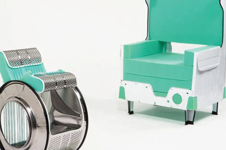 Cadeiras feitas com peças de máquina de lavar (Divulgação)