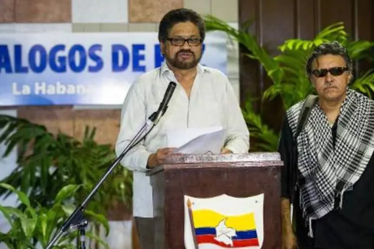 O negociador-chefe das Farc, Iván Marquez, lê um comunicado em Havana: processo de paz está conduzido em Cuba (Yamil Lage/AFP)