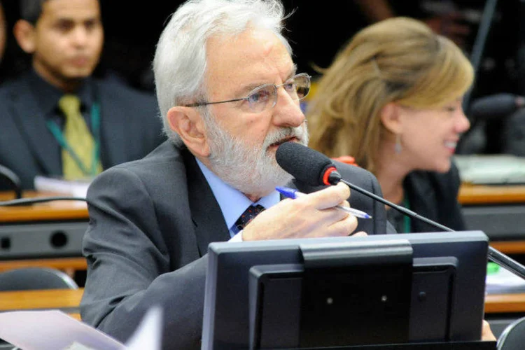 
	Segundo Ivan Valente, CPI da Petrobras cometeu &ldquo;grave erro&rdquo; ao permitir que deputados que receberam doa&ccedil;&otilde;es de empreiteiras investigadas na Lava Jato fossem investigadores
 (Luis Macedo/Câmara dos Deputados/Fotos públicas/Agência Câmara)