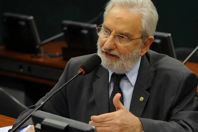 
	Ivan Valente (PSOL-SP): Valente disse que Cunha recusou o requerimento porque sua campanha foi financiada por empresas de planos de sa&uacute;de
 (Lucio Bernardo Jr. / Câmara dos Deputados)