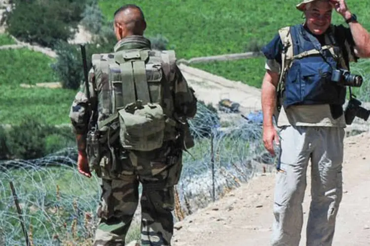 Emmanuel Vivenot: o jornalista Yves Debay (D) ao lado de um militar em Cabul em 18 de julho de 2007. (Emmanuel Vivenot)