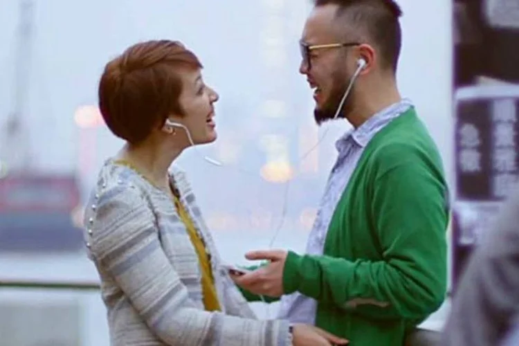 O vídeo da Apple é sobre o iPhone, mas alguns fãs veem um iWatch nele (Reprodução)